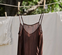 HMD -- SHORT DEEP V-NECK SLIP -- UMBER